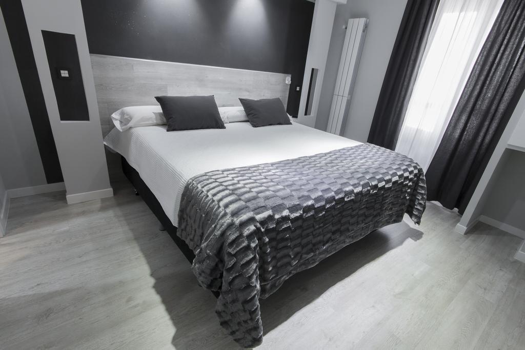 Hostal Overnight Madrid Exterior photo