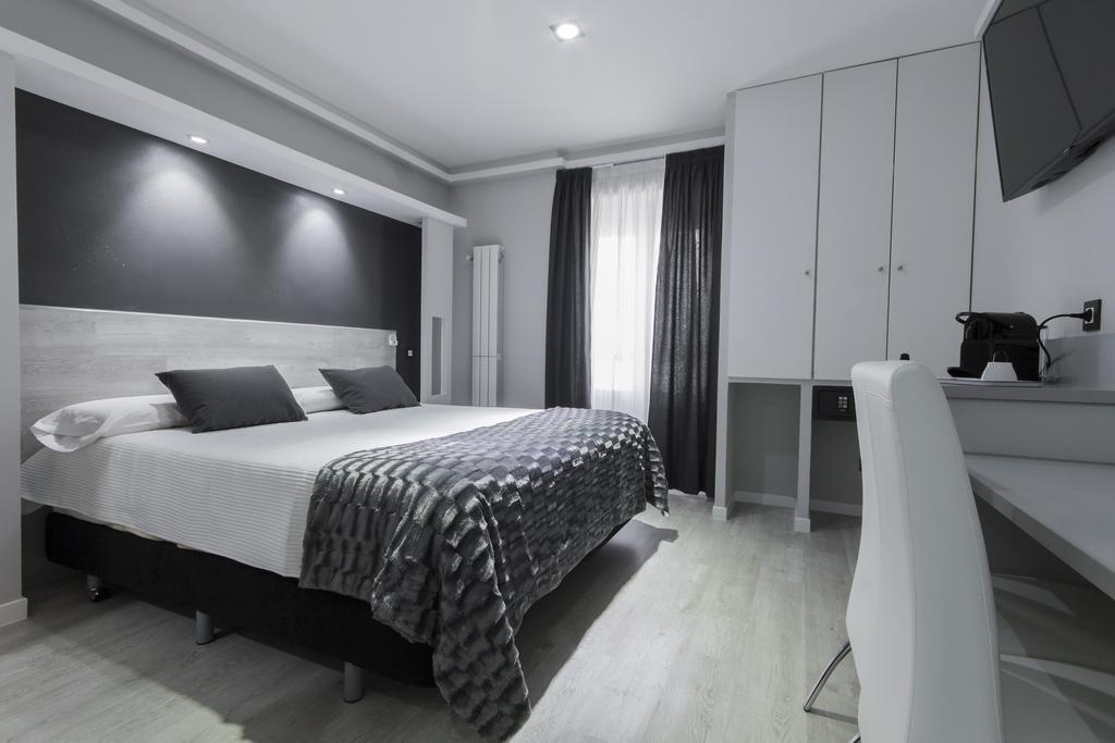 Hostal Overnight Madrid Exterior photo