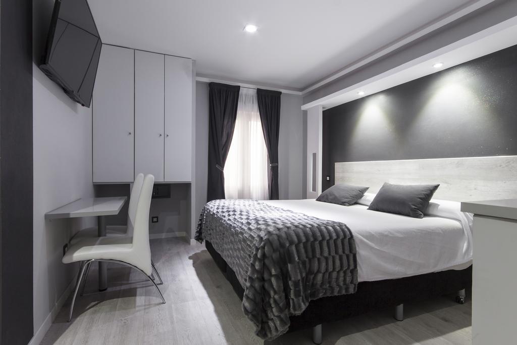 Hostal Overnight Madrid Exterior photo