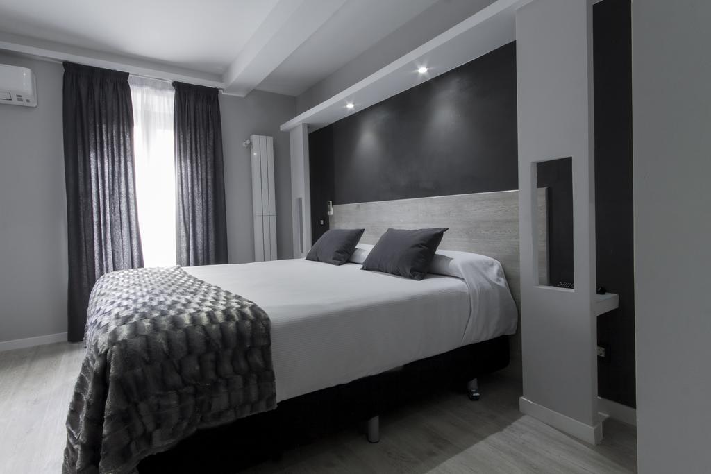 Hostal Overnight Madrid Exterior photo
