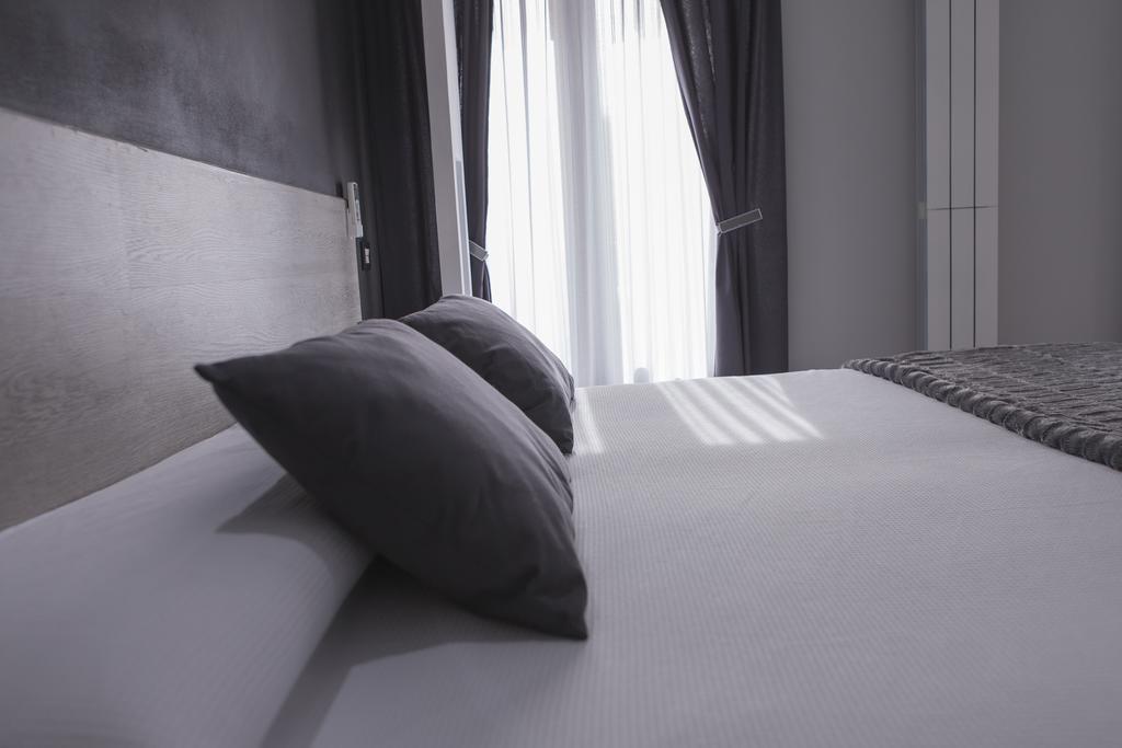 Hostal Overnight Madrid Exterior photo
