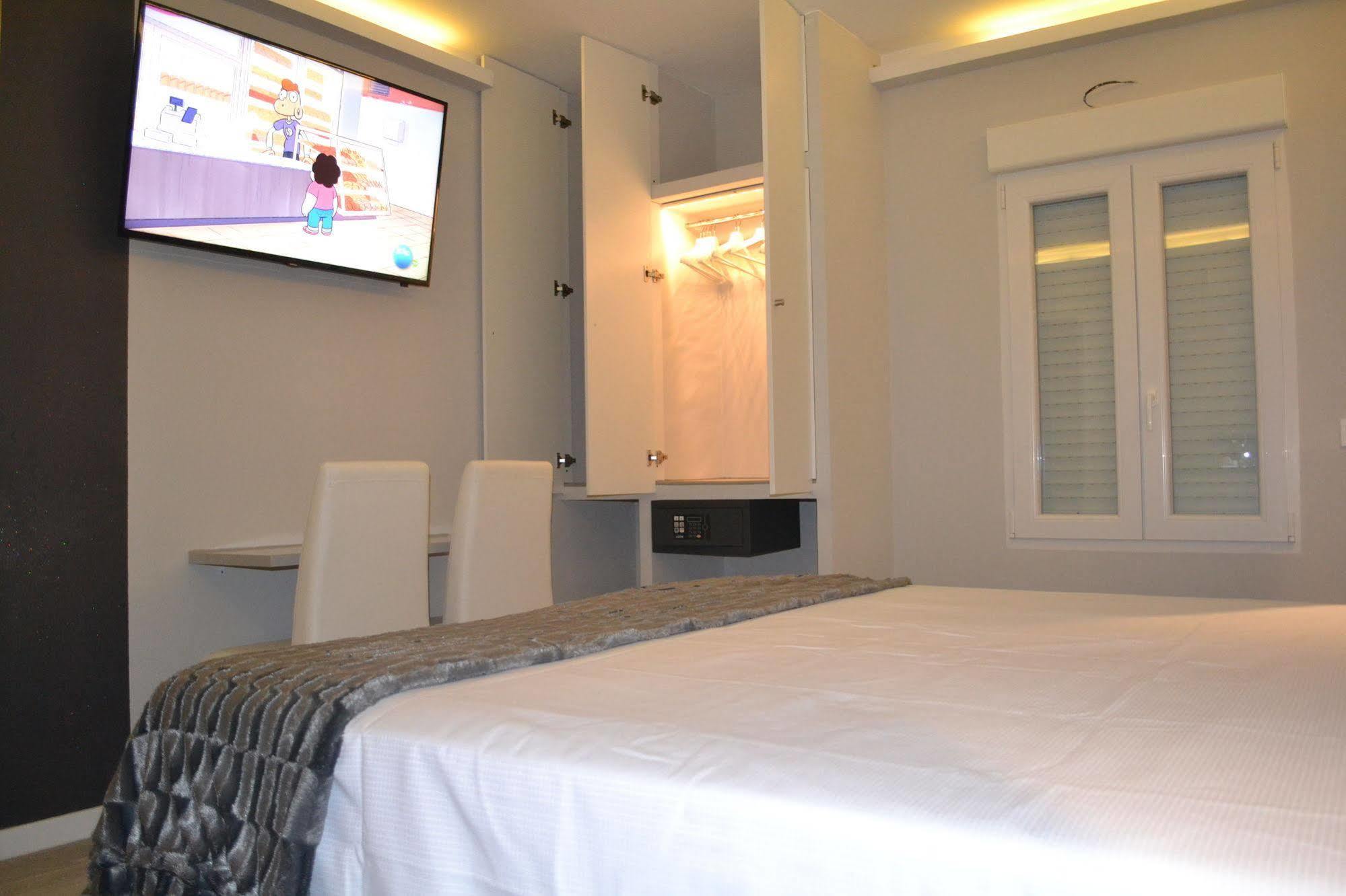 Hostal Overnight Madrid Exterior photo